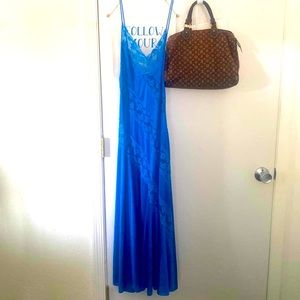 🚨 🥷 Princess cut flowing satiny and lace detail bias cut evening gown loungewear